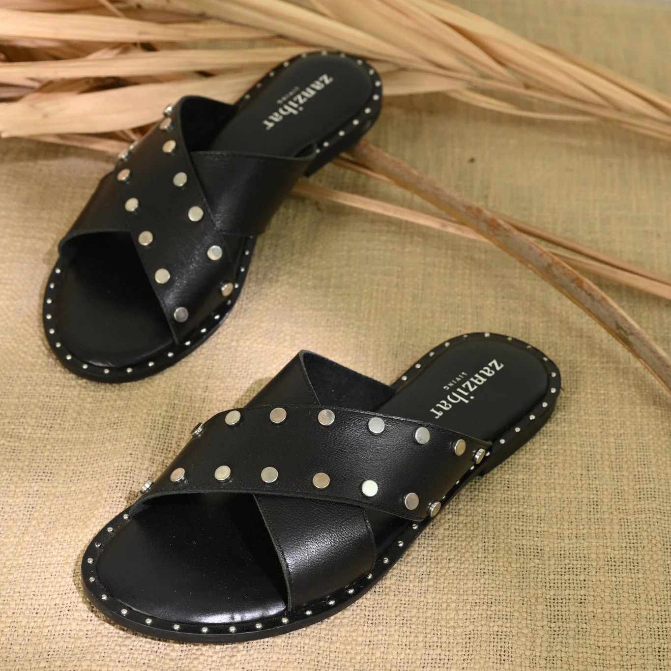 Marlborough Rivet - Black - Image 4